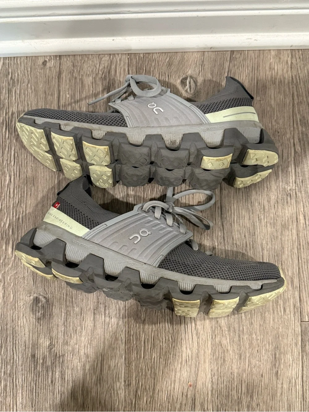 On cloud womens Athletic Shoes 7.5